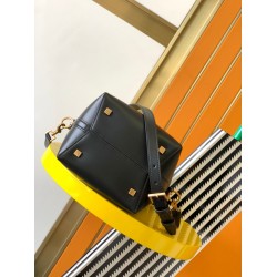 Saint Laurent Le 37 Small Bucket Bag in Black Leather YSLBS81148